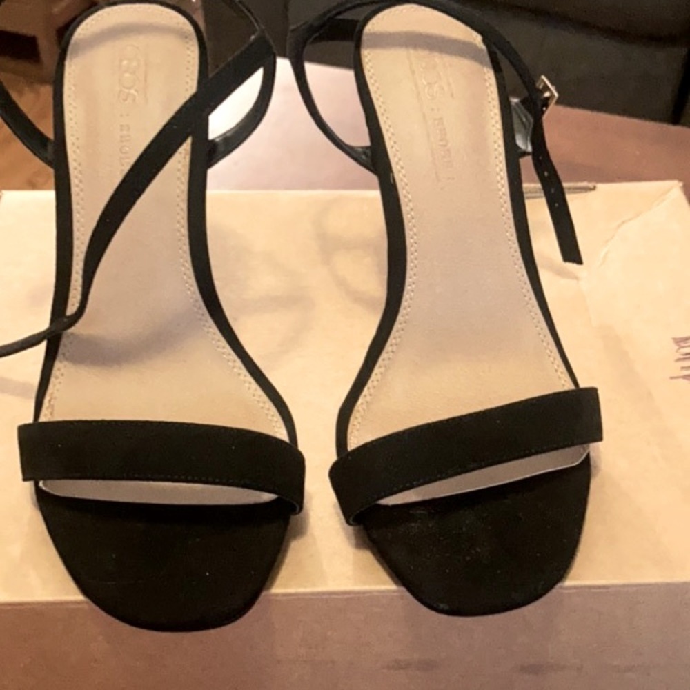 Sosa black stiletto heels NWOT